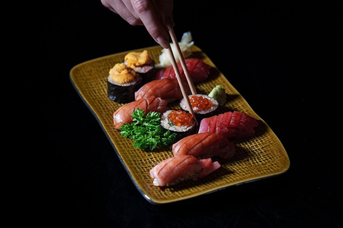 Nigiris de atum, ouriço e ovas de salmão