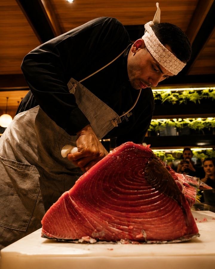 Chef corta o lombo do atum bluefin durante o Kaitai