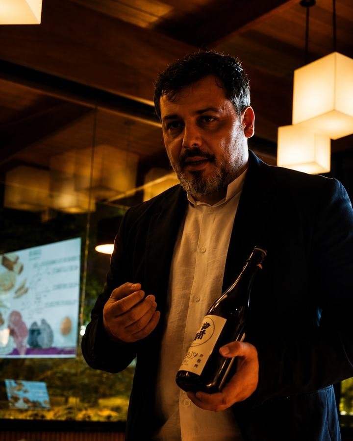 Salatiel Rosa apresenta um sakê durante a Jornada do Sakê